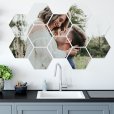 foto over meerdere hexagons aan muur thumbnail